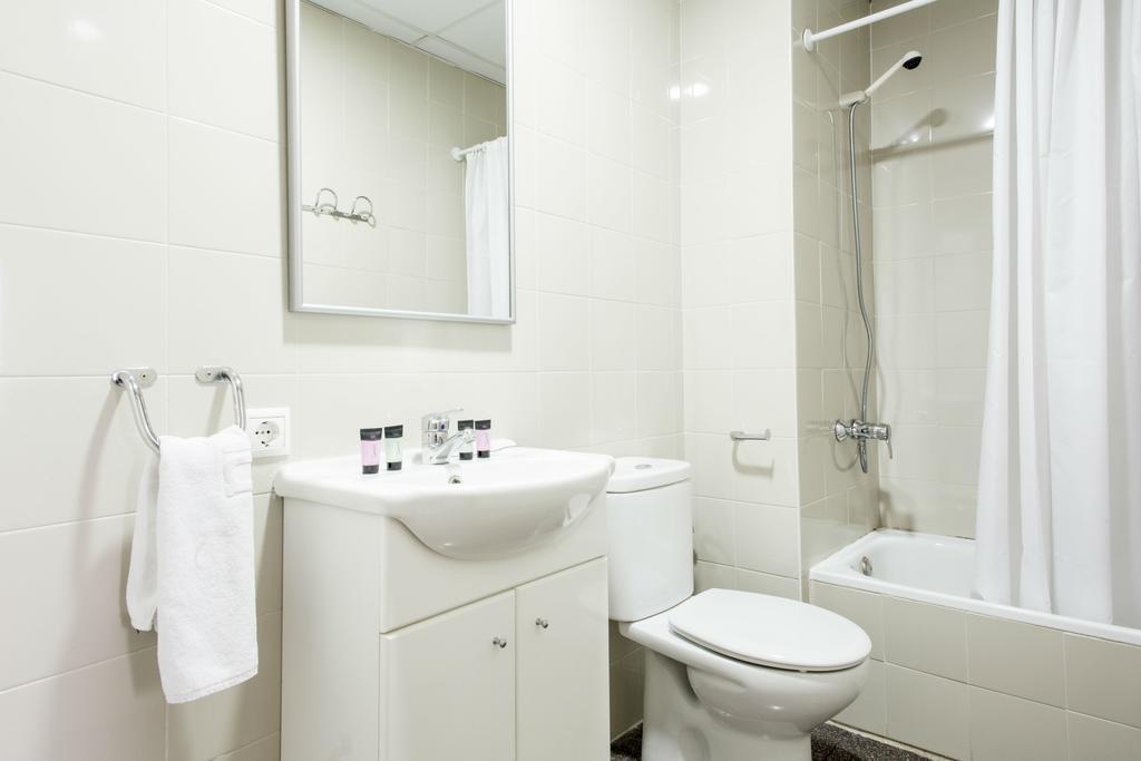 Residencia Universitaria Resa Los Abedules ปัมโปลนา ภายนอก รูปภาพ