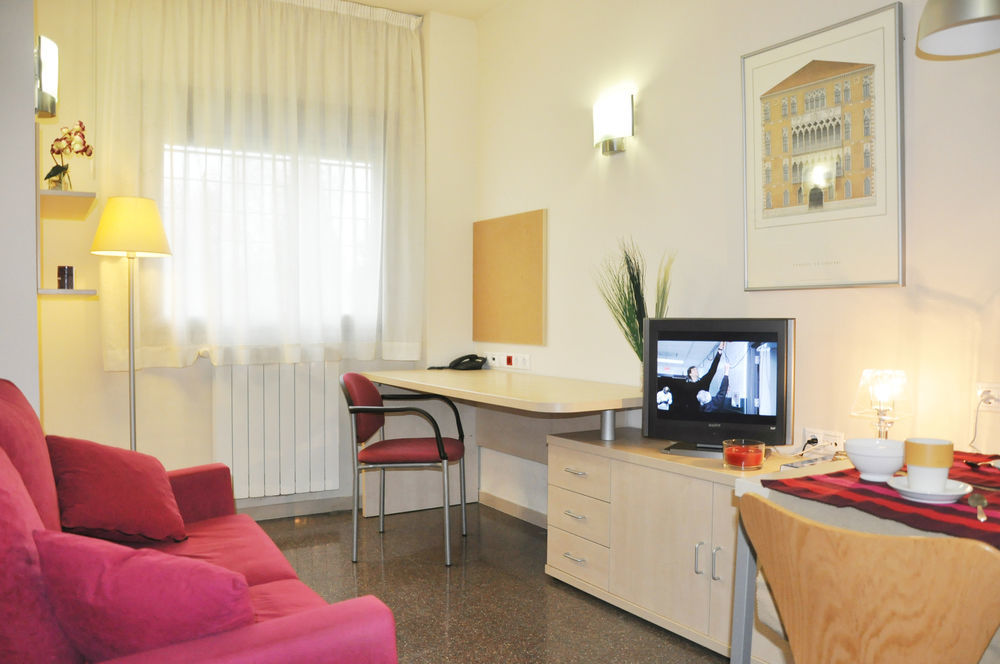 Residencia Universitaria Resa Los Abedules ปัมโปลนา ภายนอก รูปภาพ